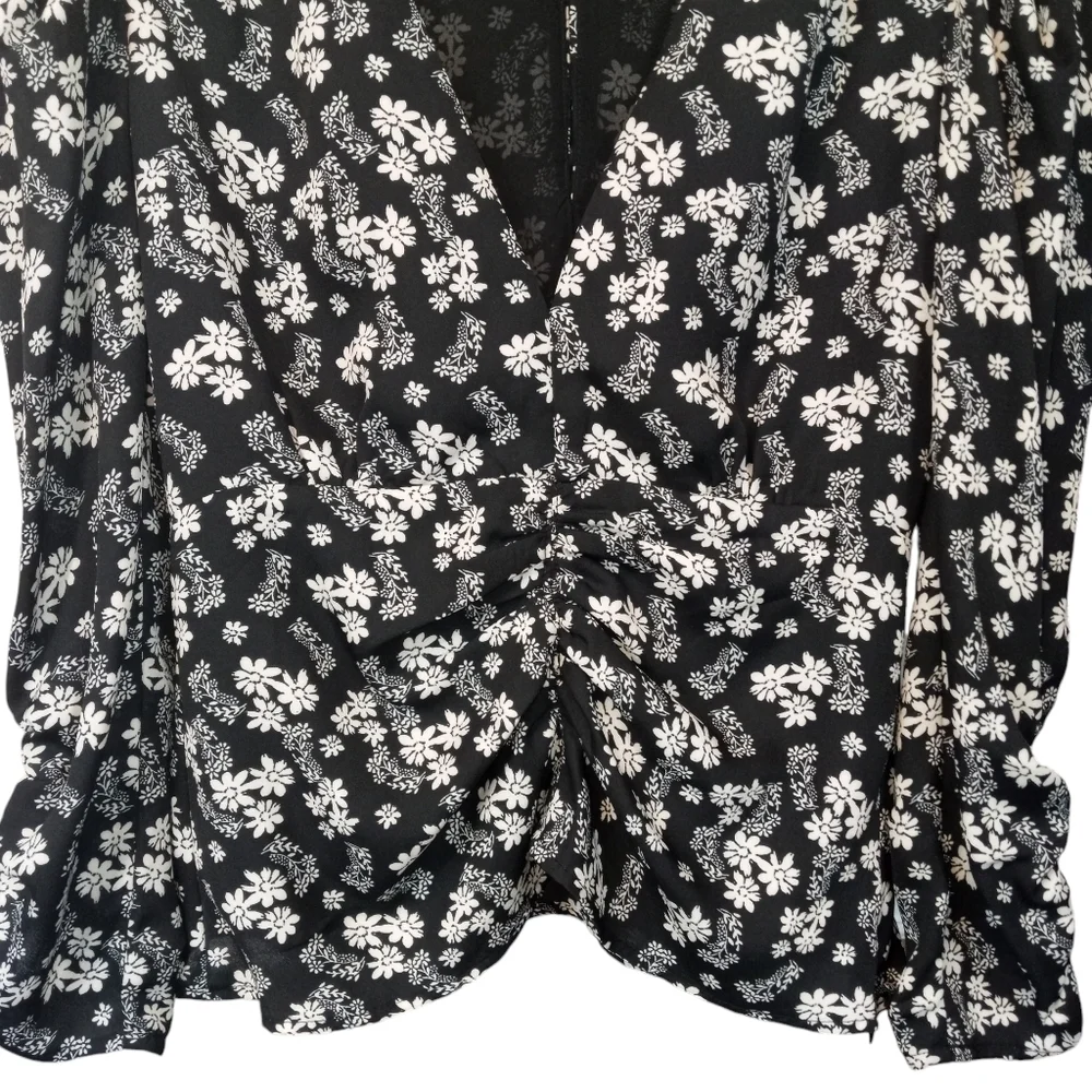 Astr The Label Floral Ditsy Shirred Puff Sleeve Blouse Top Black White Size Sm.